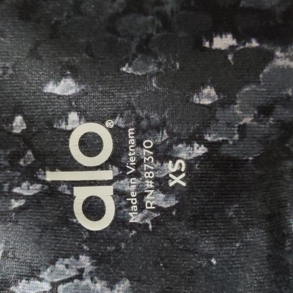 Alo Yoga XS Capri Snakeskin Print Leggings - Picture 3 of 13